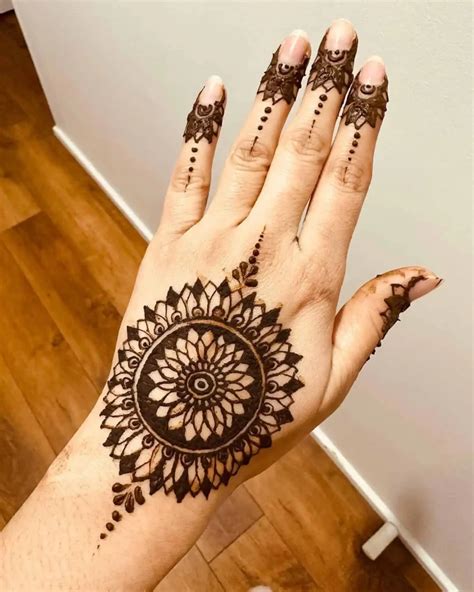 Back Hand Simple Circle Mehndi Design Patterns