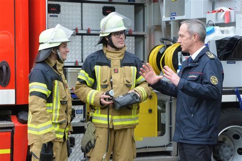 Berufsfeuerwehr Stuttgart rückt in neuer Einsatzkleidung aus