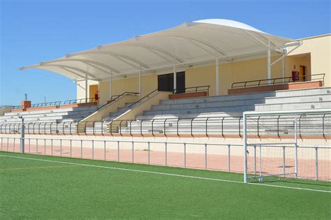 Instalada la cubierta en la grada del campo de fútbol Vicente Temprado