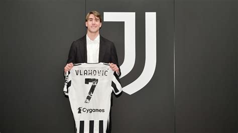 Juventus Dusan Vlahovic Avr La Maglia Numero Di Cristiano Ronaldo