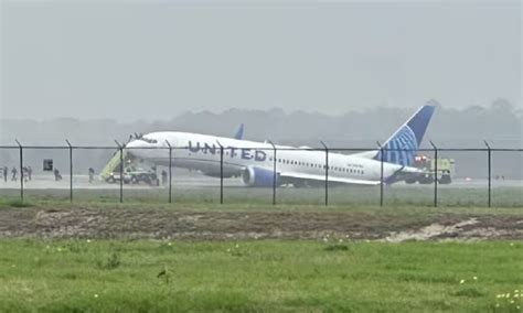 United Boeing 737 Max Suffers Gear Collapse While Landing In Houston