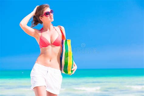 Mujer En Bikini En Playa Tropical Con C Ctel De Coco Foto De Archivo