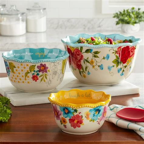 12 Pretty Pioneer Woman Dishes for Serving, Eating and Entertaining