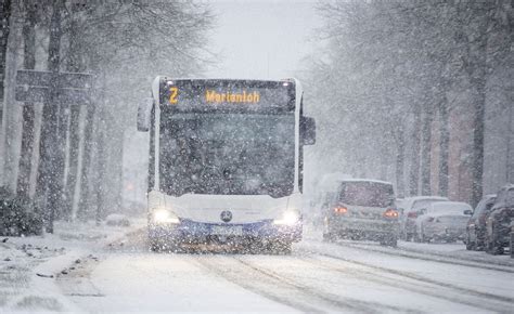 Schneeschauer und Glätte sorgen für mehrere Unfälle im Kreis Paderborn