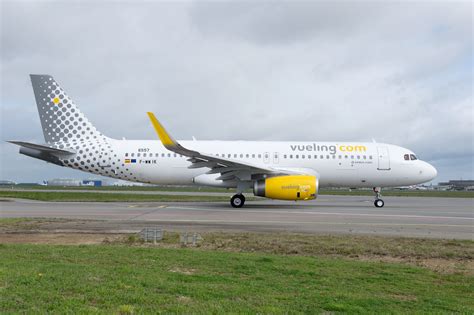 How Important Is Connecting Traffic In Vueling's Operations?