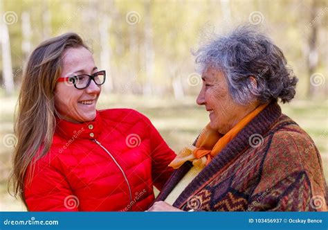 Femme Agée Heureuse Avec Sa Fille Image Stock Image Du Famille