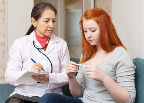 Doctor Que Examina Al Paciente Adolescente Foto De Archivo Imagen De Adulto Adolescente 42806554