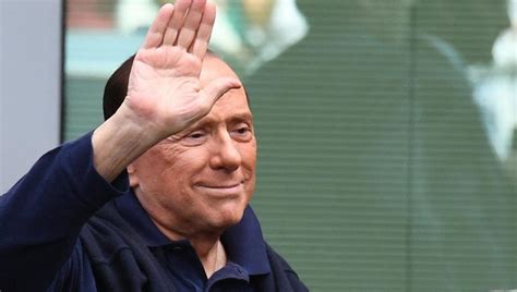 Ex premiê Silvio Berlusconi é internado para realizar exames de rotina