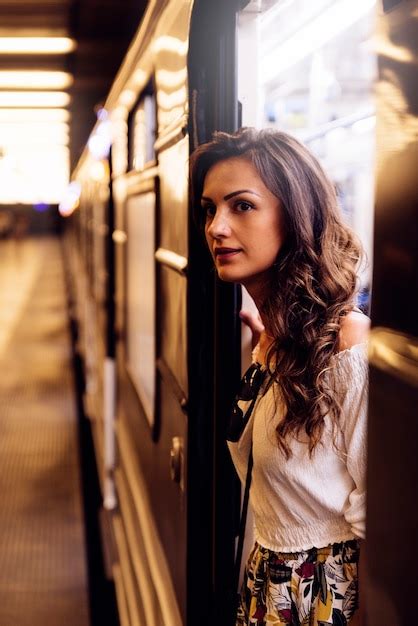 Pasajero Hermosa Mujer En El Metro De Budapest Concepto De Estilo De