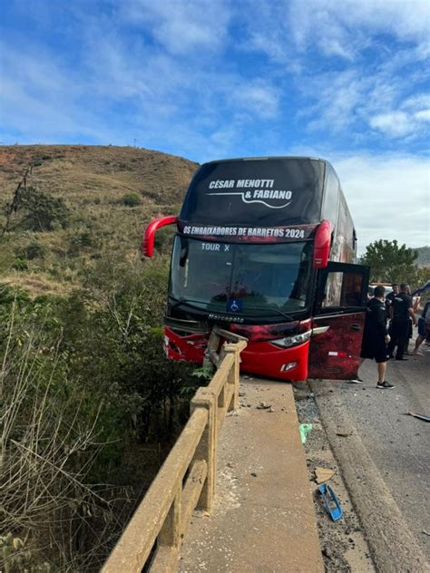 Ônibus de César Menotti Fabiano se envolve em acidente