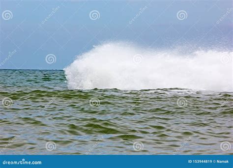 A Onda Grande Do Tsunami No Oceano Espirra Mover Se Em Terra Imagem De