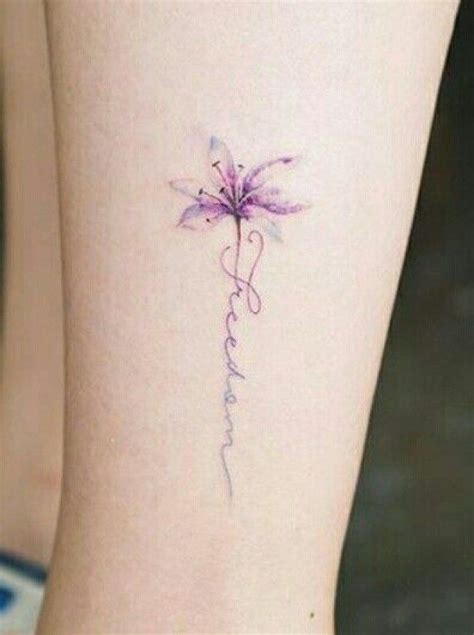 Il fiore è simbolo di femminilità delicatezza colore tattoo floral