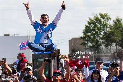 Fans cheer along the parade route during the Texas Rangers World ...