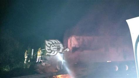 Se incendia tráiler en la autopista Cardel Poza Rica