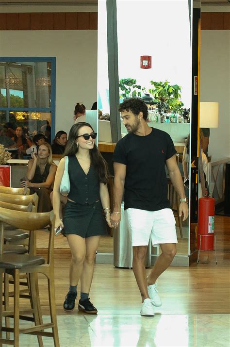 Larissa Manoela curte passeio no shopping com o marido - CARAS Brasil