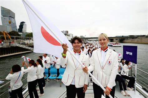 オリンピック開会式、日本選手団の船がセーヌ川を行進降りしきる雨にカッパ姿も笑顔咲く 読売新聞