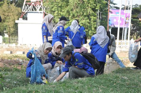 Aktivis Lingkungan Di Banda Aceh Gelar Aksi Pungut Sampah Di Taman Ratu