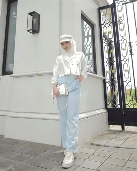 9 Ide Outfit Hijab Buat Kamu Penyuka Warna Putih