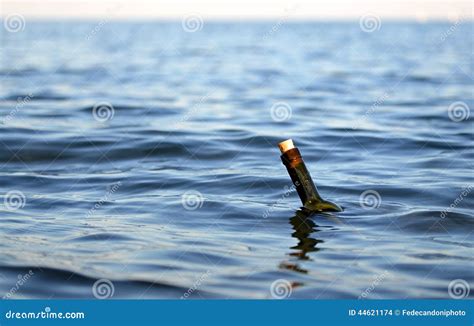 Bottiglia Con Un Messaggio Segreto In Mezzo All Oceano Fotografia Stock