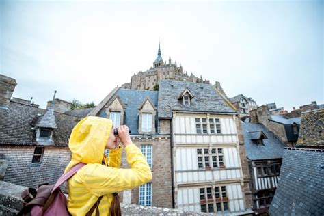 Mujer Joven En Impermeable Amarillo Observando Con Binoculares Hermosos