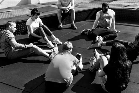 Gente Que Ejercita En El Gimnasio De La Aptitud Foto Gratis