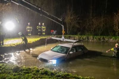 Auto In Pollham Aus Teich Gehoben