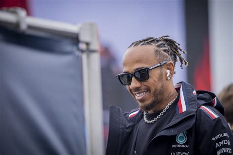 Har skrevet ny kontrakt så meget får Lewis Hamilton for to år mere