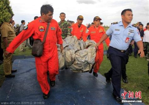 印尼总统佐科前往亚航失联客机残骸寻获地点亚航飞机凤凰资讯