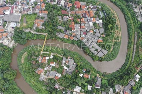 KELANJUTAN NORMALISASI SUNGAI CILIWUNG ANTARA Foto