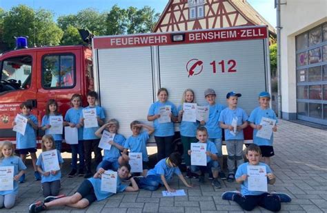 Feuerwehr Nachwuchs Paukt F R Tatze Abzeichen In Zell