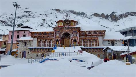 Badrinath and Kedarnath Dhams receive heavy snowfall