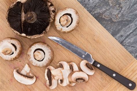 Couper En Tranches Les Champignons Image Stock Image Du Paris