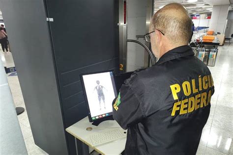 Pf Usa Scanner Corporal E Prende Pessoas Drogas No Aeroporto De