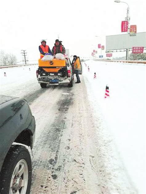 风雪中守护平安 岳阳日报