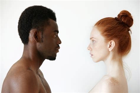 행복 한 사랑의 Interracial 커플의 초상화 무료 사진