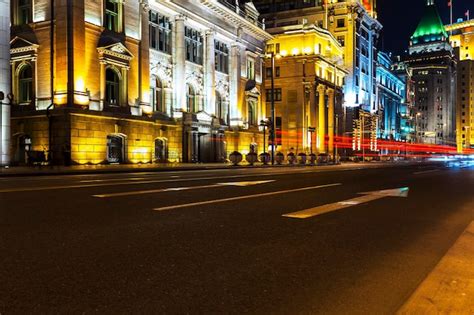 Premium Photo | Shanghai bund road at night