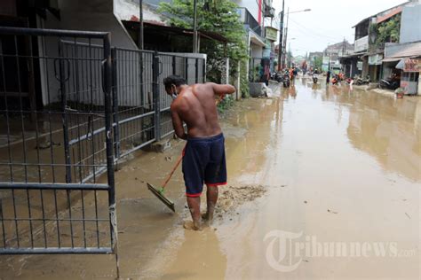 Banjir Rendam Perumahan Pondok Gede Permai Foto