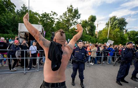 Unas Dos Mil Mujeres Protestan Contra La Actuación De Rammstein Por Los Supuestos Abusos