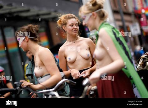 Teilnehmer des ersten Kölner Naked Bike Ride On Schaafenstrasse