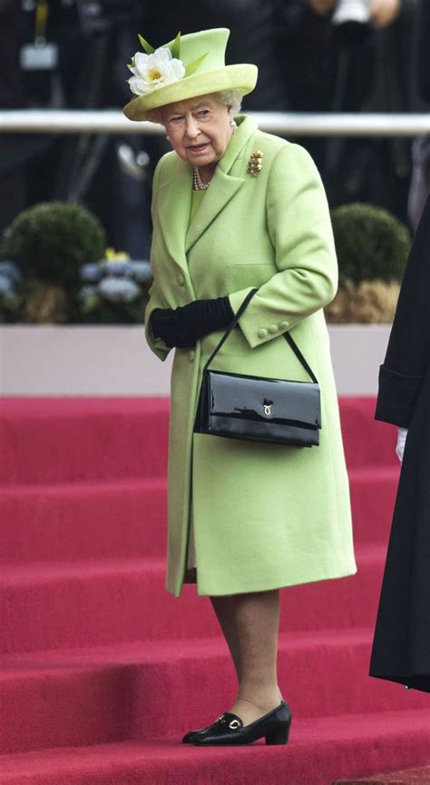 Queen Elizabeths Best Style Moments Over The Years Queen Elizabeth