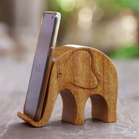 Unicef Market Handmade Jempinis Wood Elephant Phone Stand Dialing