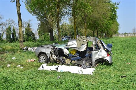 Si Schianta In Auto Contro Un Albero Muore Ragazza Di Anni