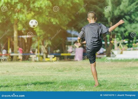 Os Meninos Asi Ticos Praticam Retroceder A Bola Para Marcar Objetivos