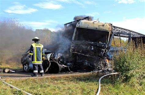 Tödlicher Unfall im Main Tauber Kreis Laster prallt frontal mit Auto