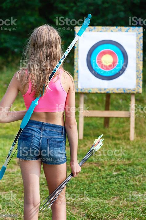 대상 앞에서 활과 화살을 가진 소녀 십대 양궁에 대한 스톡 사진 및 기타 이미지 양궁 화살 사격 Istock