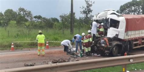 Acidente entre dois caminhões na BR 163 deixa uma pessoa morta e outra