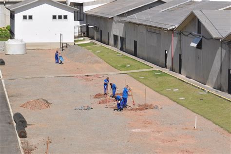 Presos que cumprem pena em penitenciária de Resende trabalham na