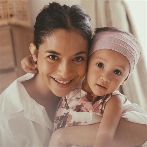 10 Potret Keluarga Putri Marino Beda Dari Layangan Putus