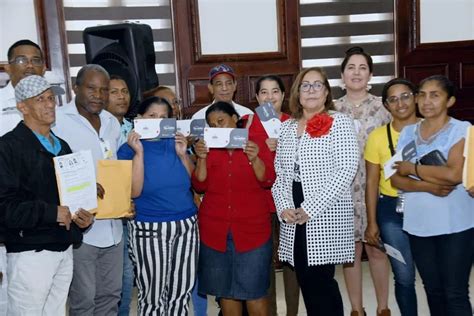 Nuestra C Nsul Romina Le N Santos Junto A La Gobernadora De Santiago