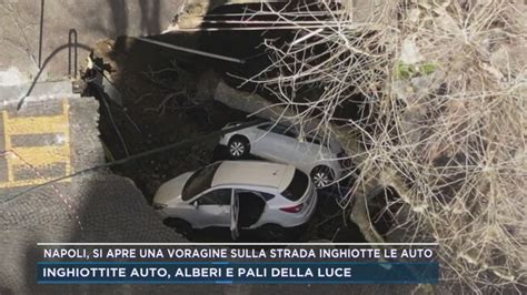 Napoli Si Pare Una Voragine Sulla Strada Inghiotte Le Auto Mattino